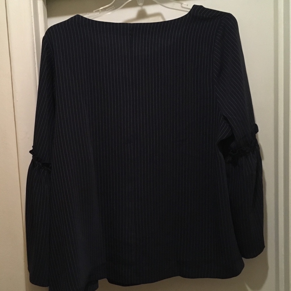 18/20 LN navy blue and white thin striped blouse
